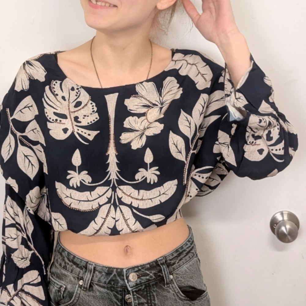 LEZ A LEZ TROPICAL CROP TOP SIZE SMALL